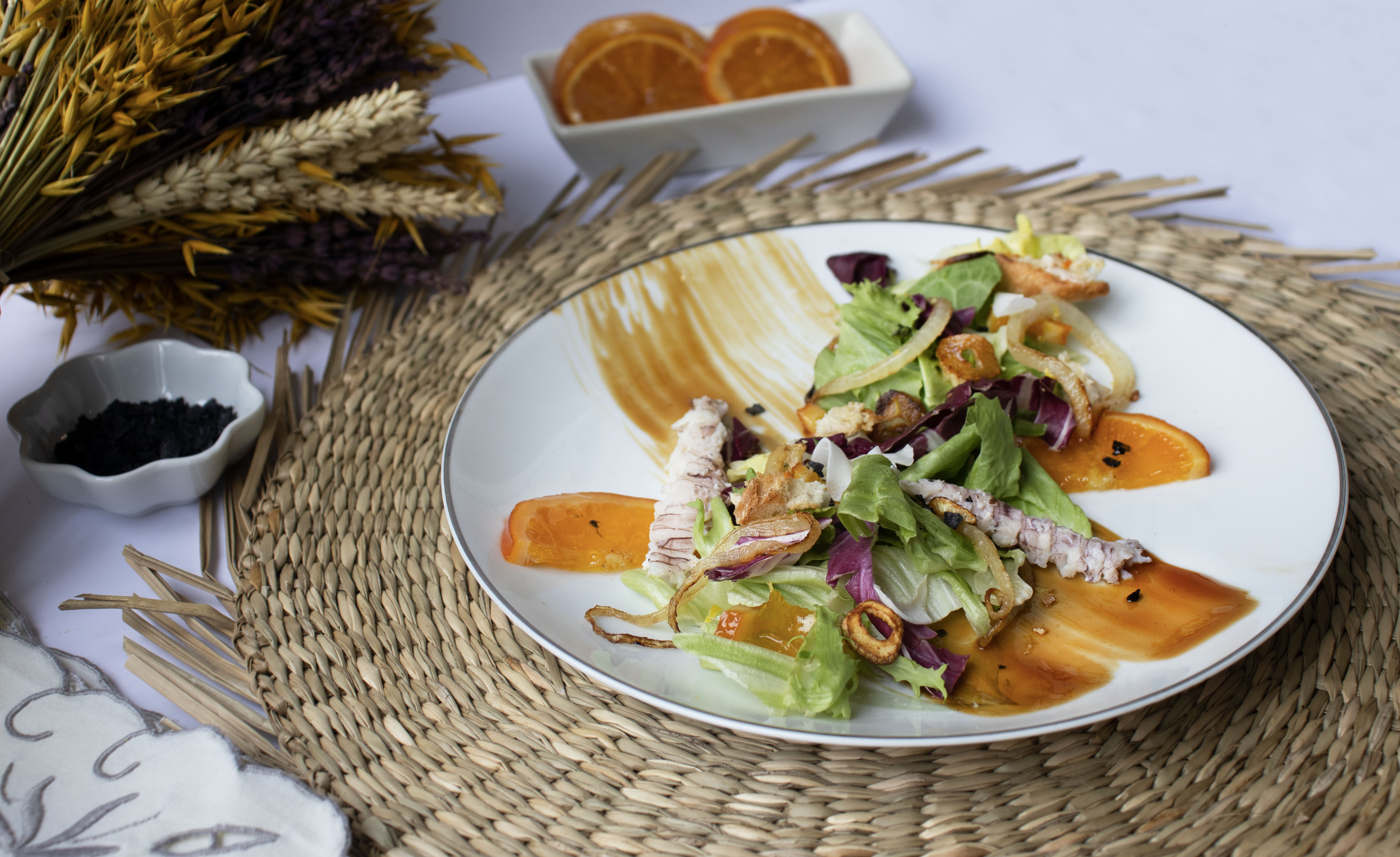 Ensalada de galeras, calsots , naranja confitada y salsa Teriyaki.