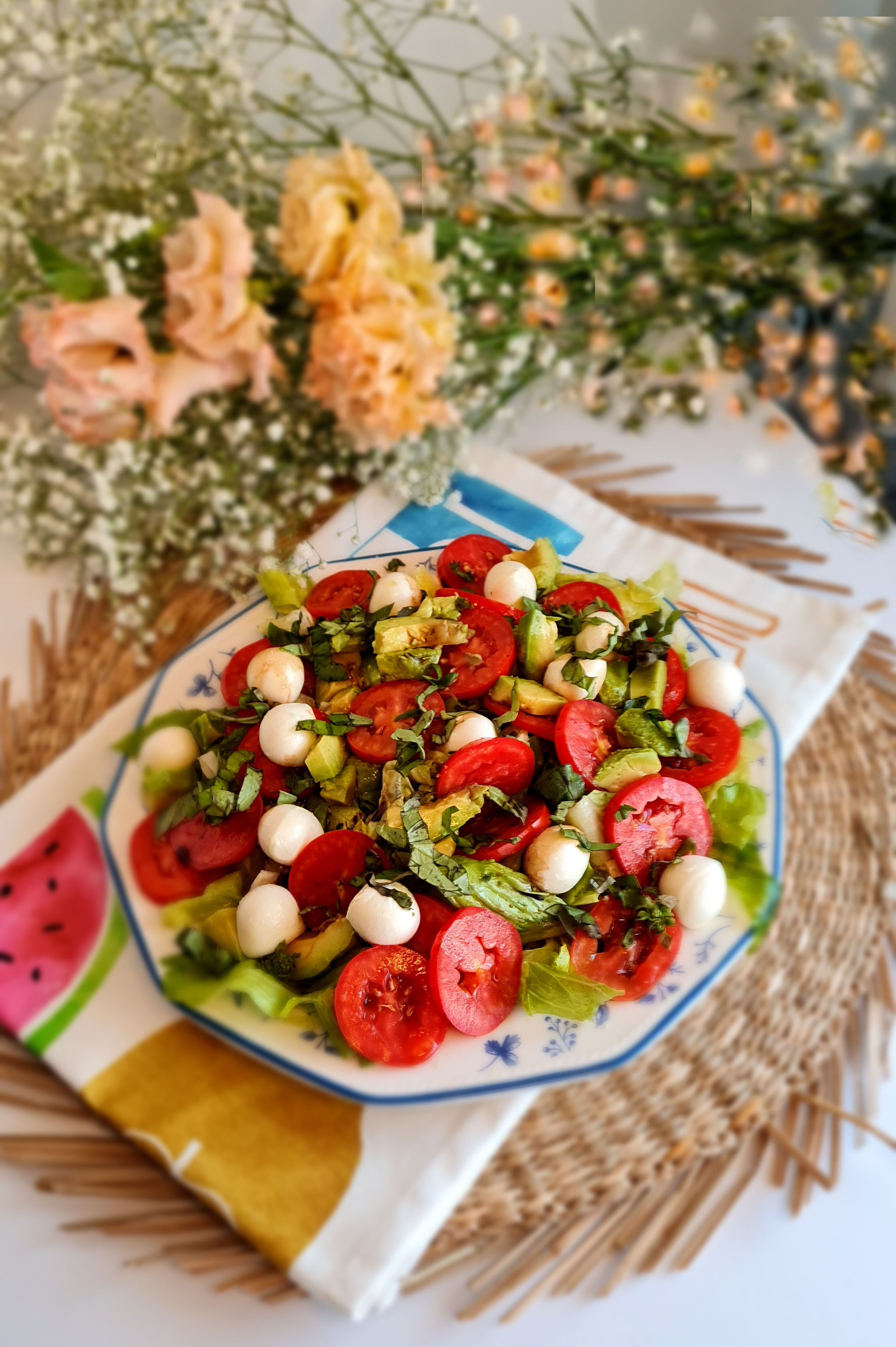 Ensalada Tricolore con brotes de lechuga