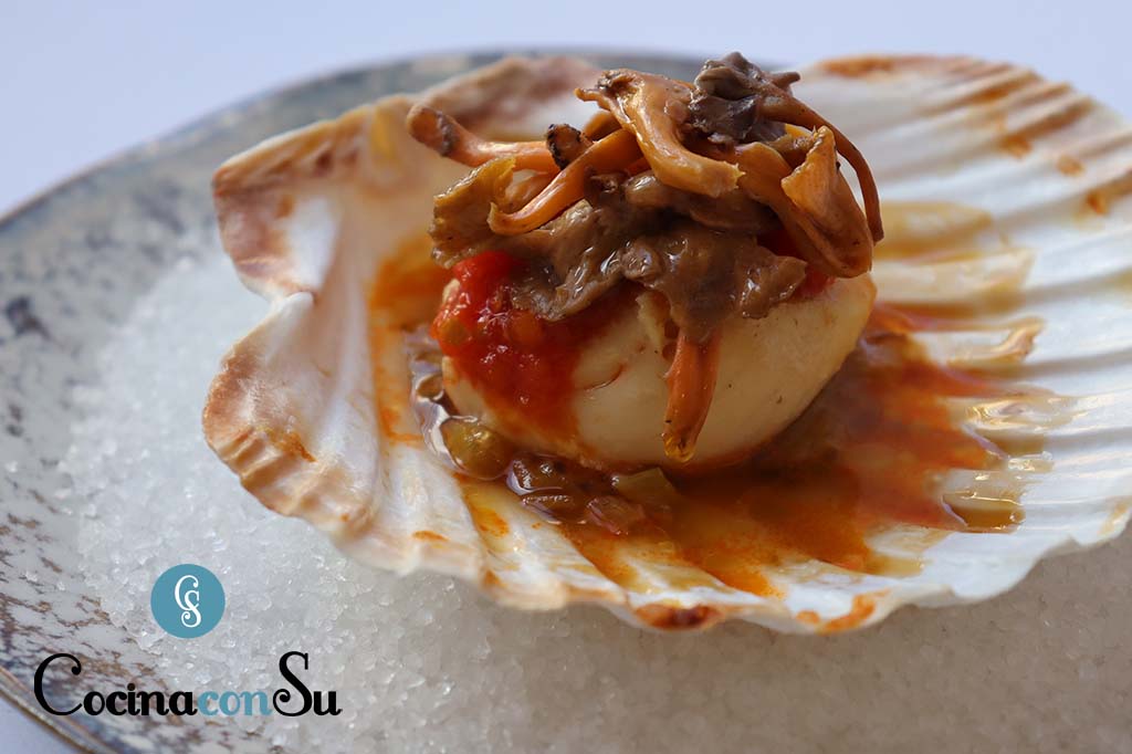 Vieira, trompeta amarilla, crujiente de calsots, tomate seco y virutas de foie