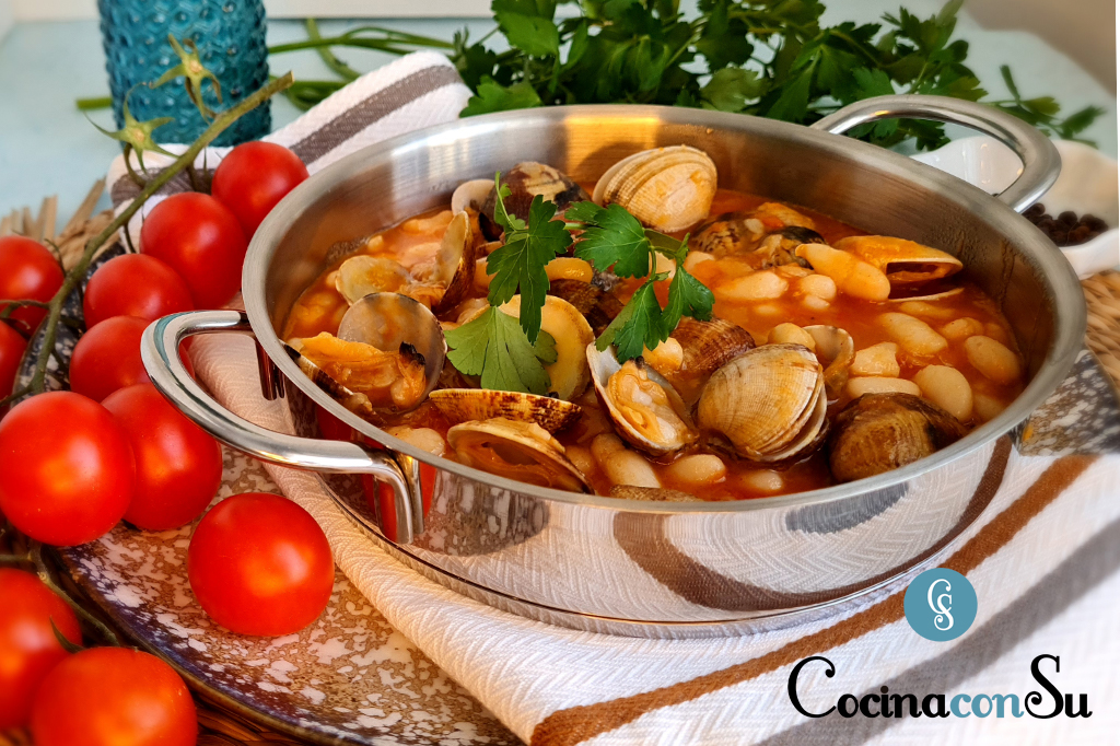 Judías con almejas en sofrito de tomates de rama
