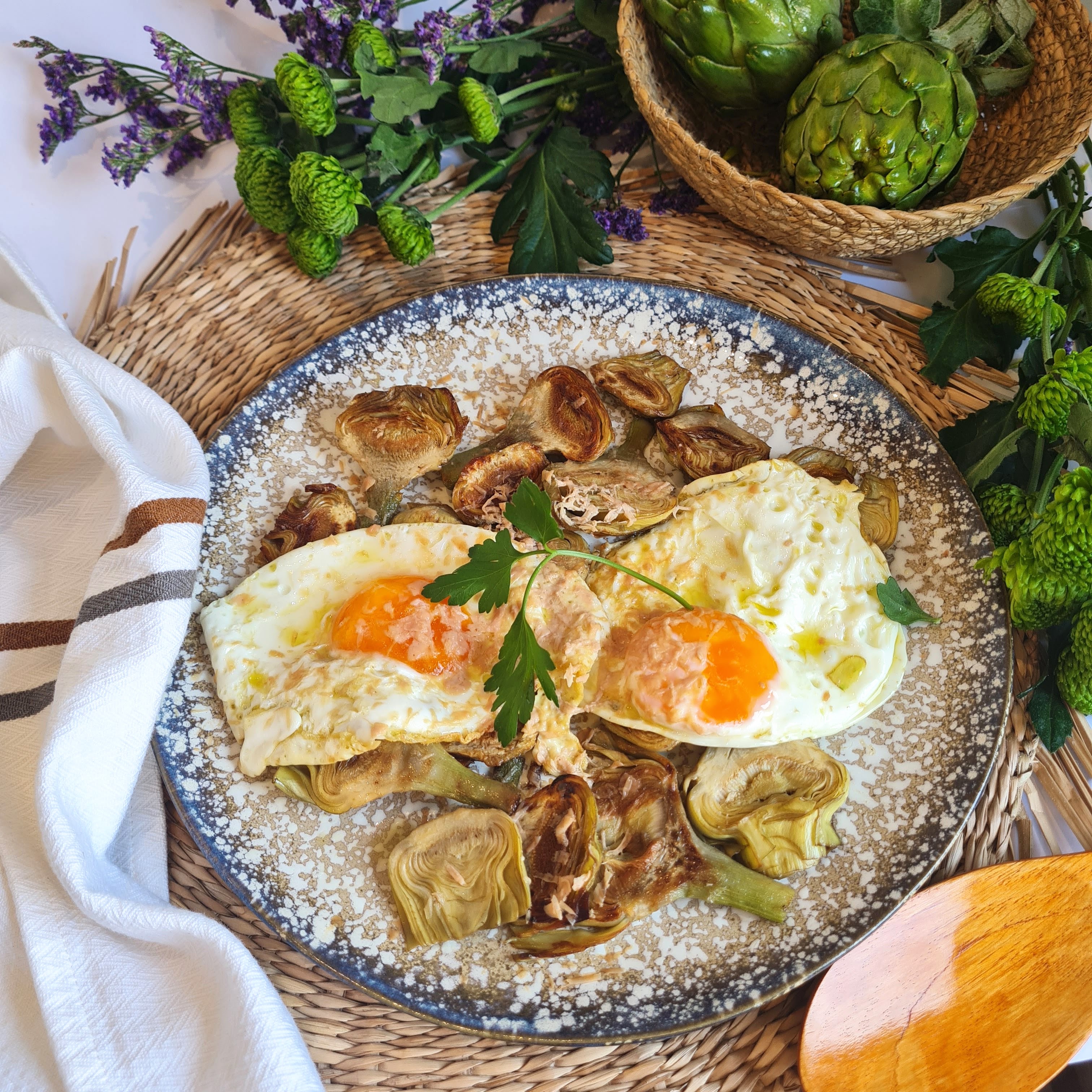 Alcachofas, huevos fritos y virutas de foie