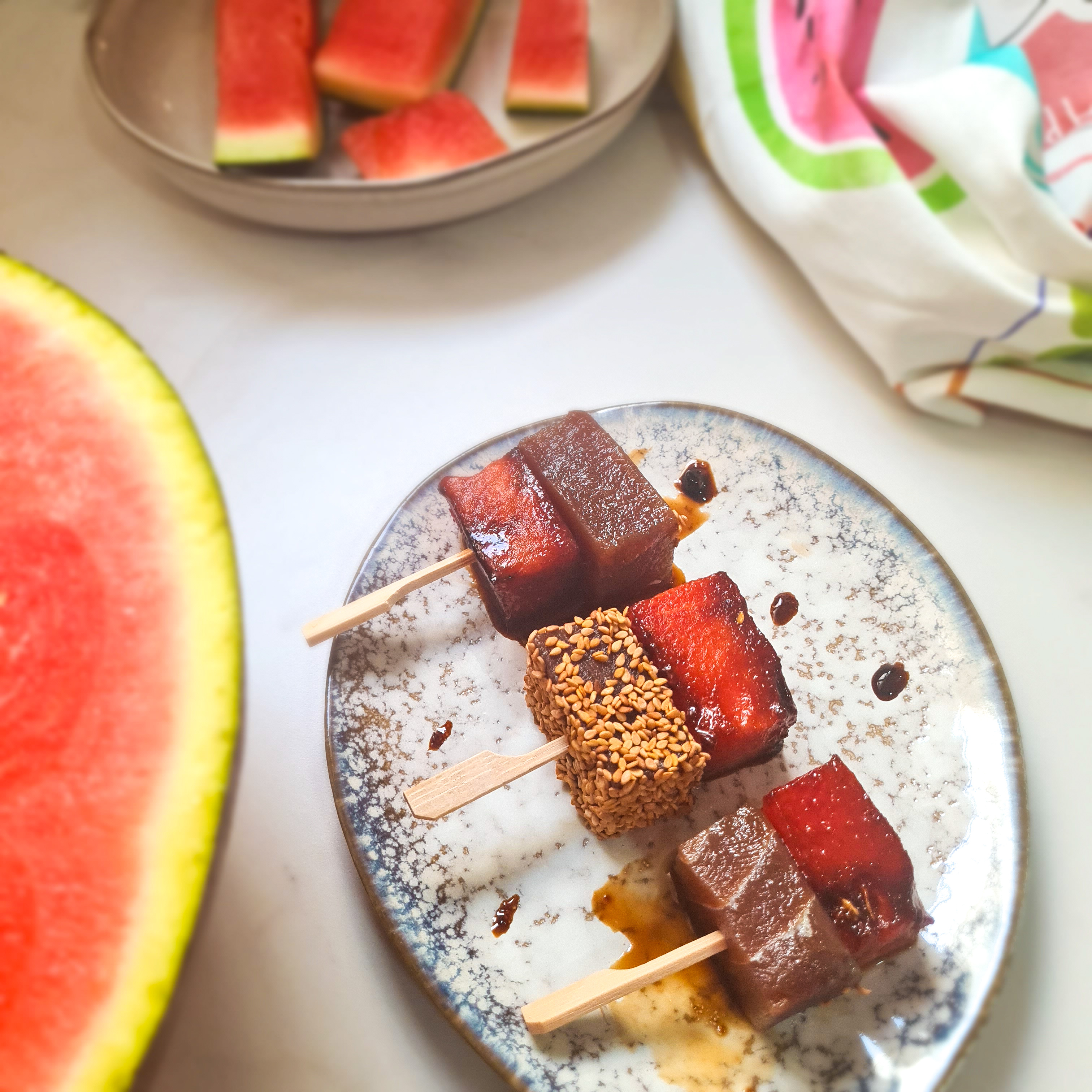 Bocado de  Sandía caramelizada, Atún rojo macerado en soja , sésamo y rúcula