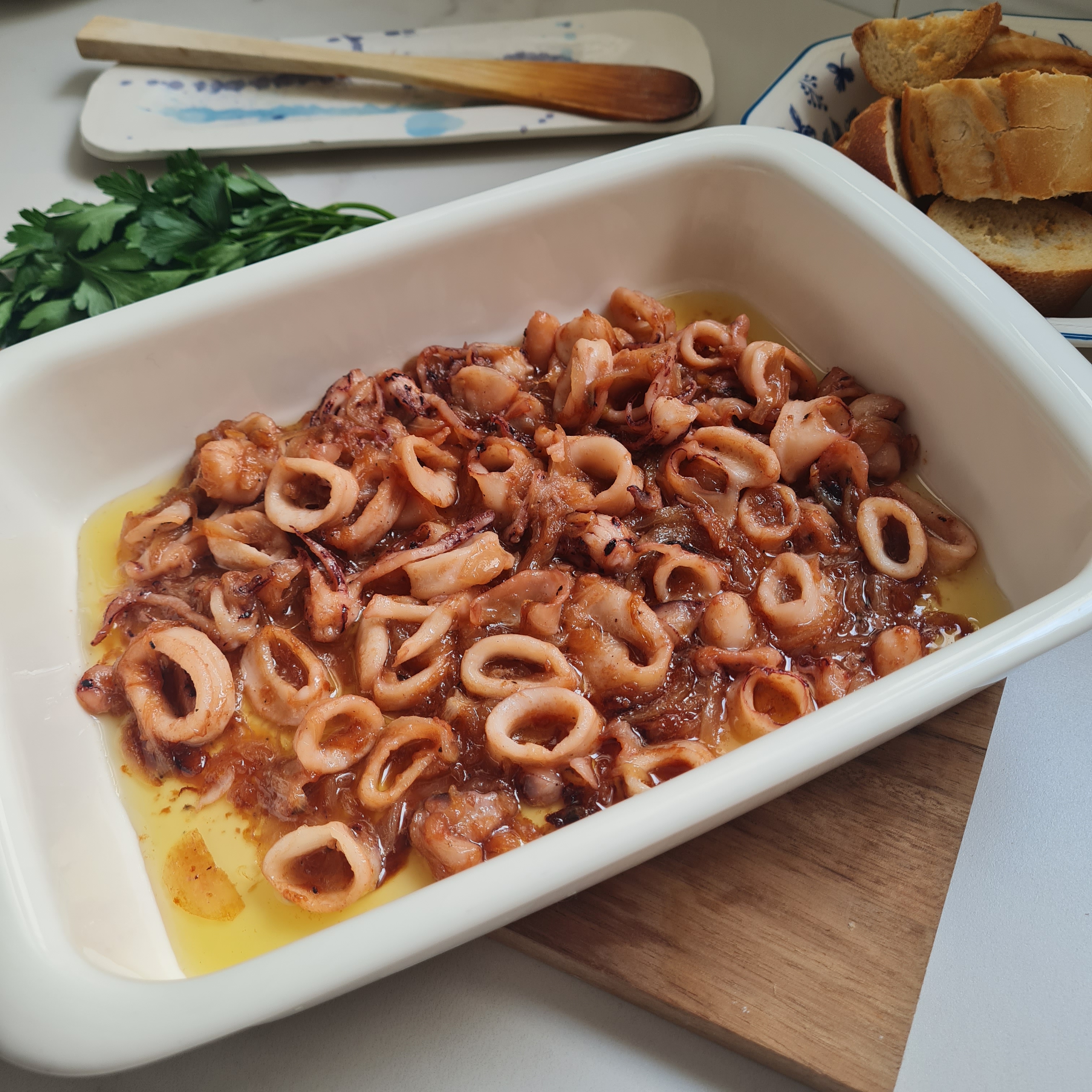 Calamares encebollados