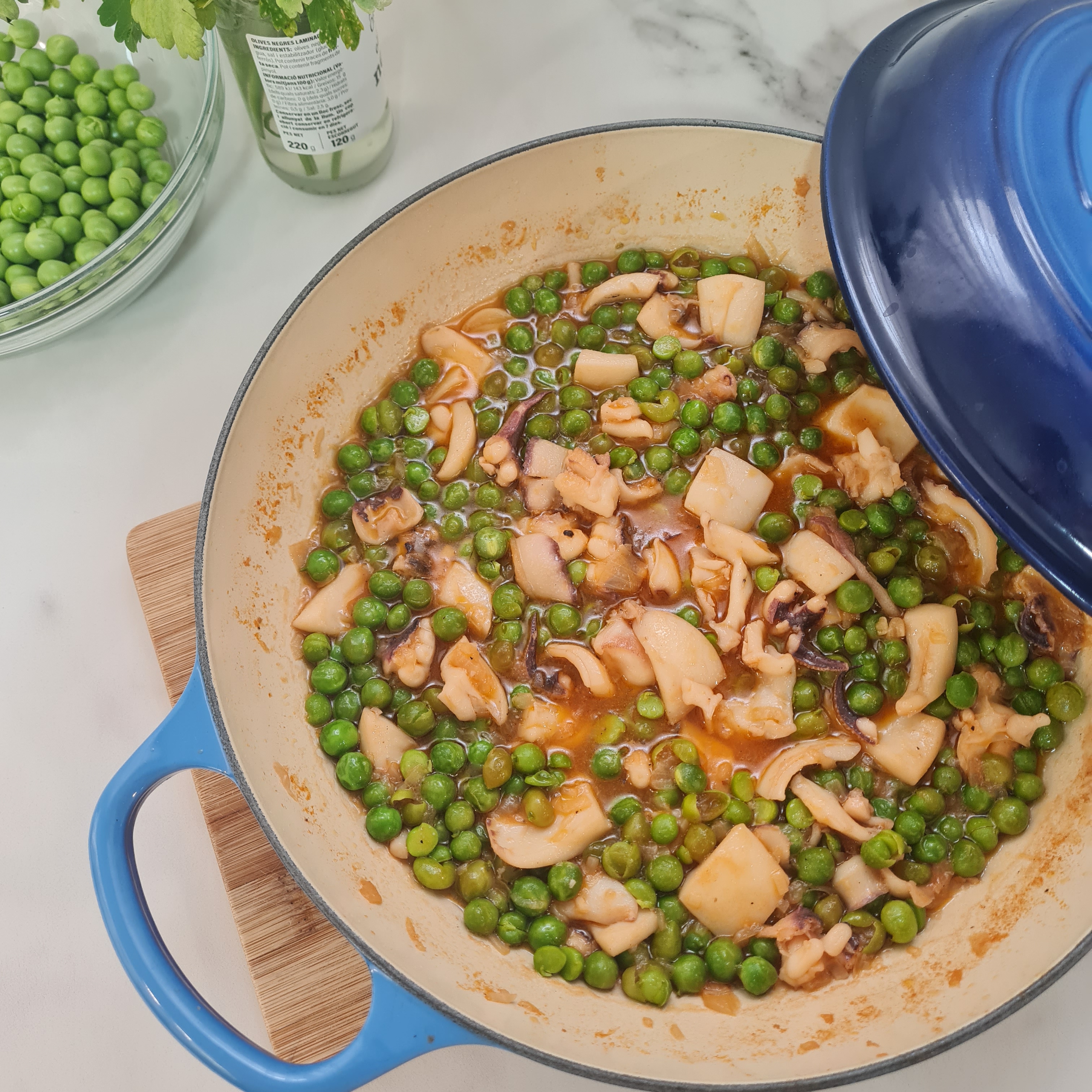 cazuela de sepia con guisantes