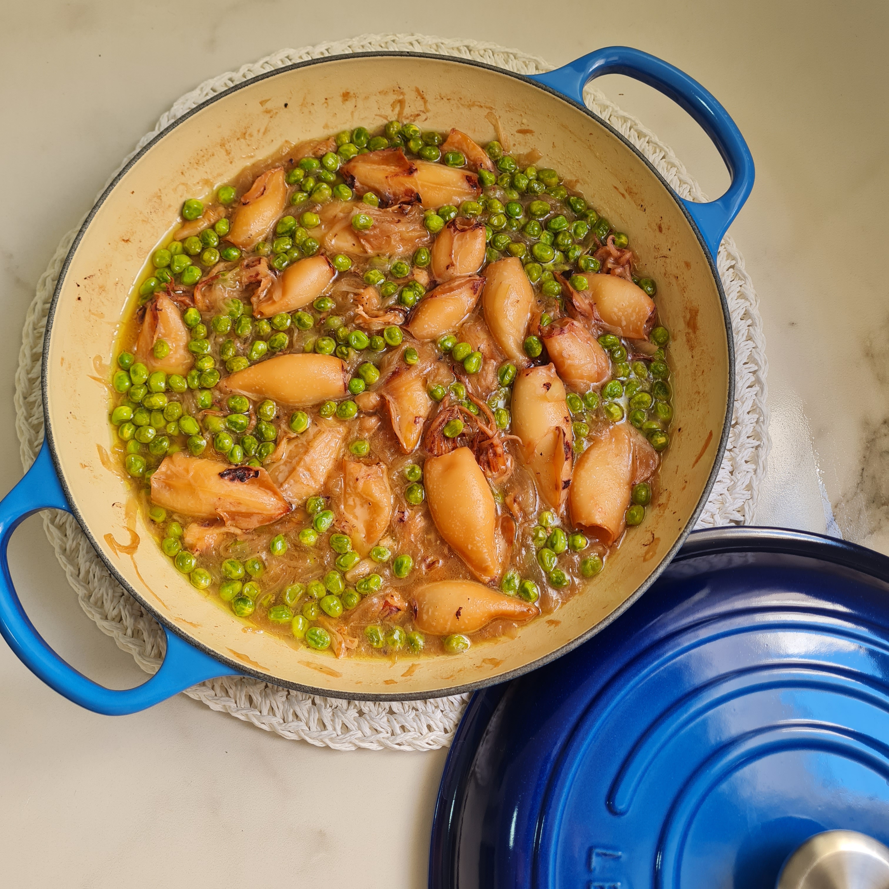 Calamares con guisantes frescos